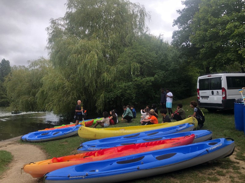 Elèves assis et attentifs aux explications de l'enseignant