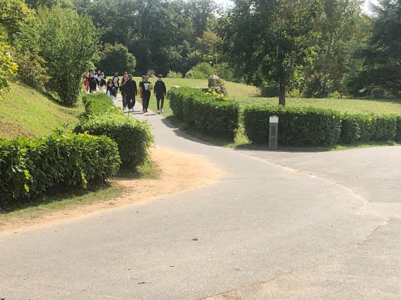 Groupe d'élèves et enseignants revenant de la course d'orientation