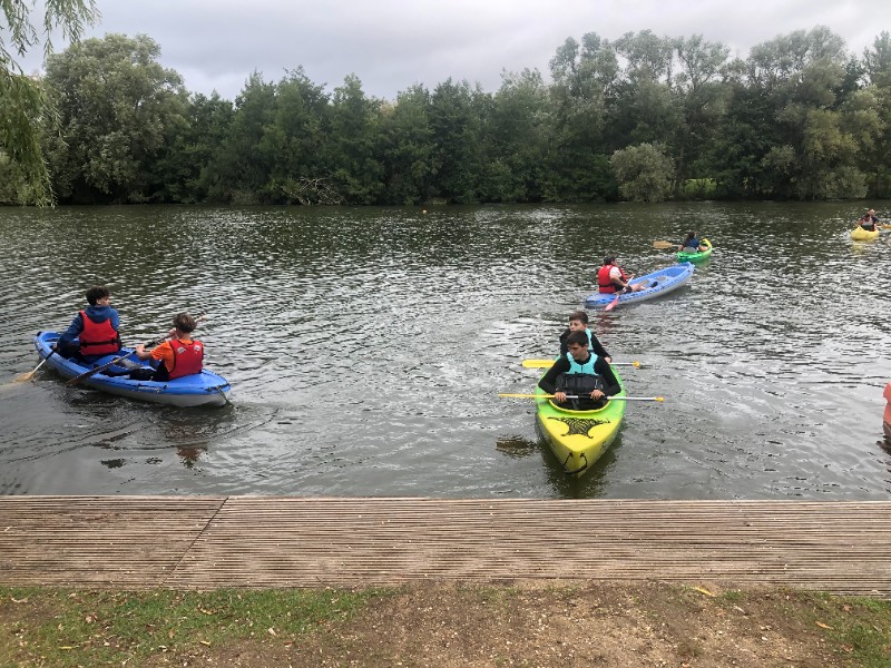 Elèves en train de faire du canoë