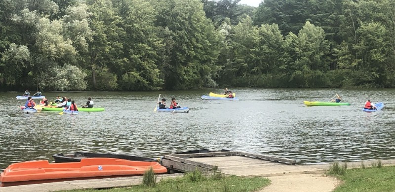 Binômes d'élèves manoeuvrant les canoës sur le lac de la base de loisirs de Bois-le-Roi