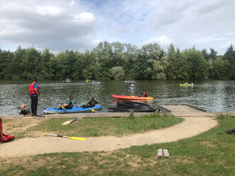 Elèves en train de faire du canoë