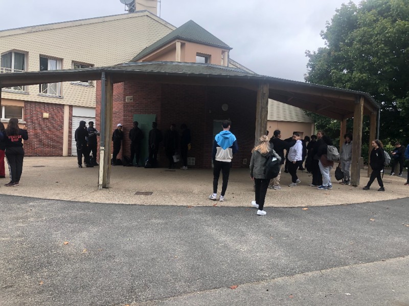 Groupes d'élèves et d'enseignants au point de rassemblement - Bois-le-Roi