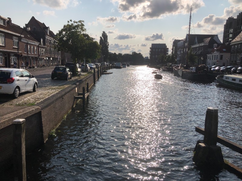 Canal paisible de Zwolle au soleil couchant