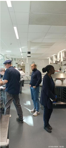 Cette photo montre deux enseignants de la délégation française qui visitent la boulangerie. Un enseignant de pâtisserie néerlandais les précède.